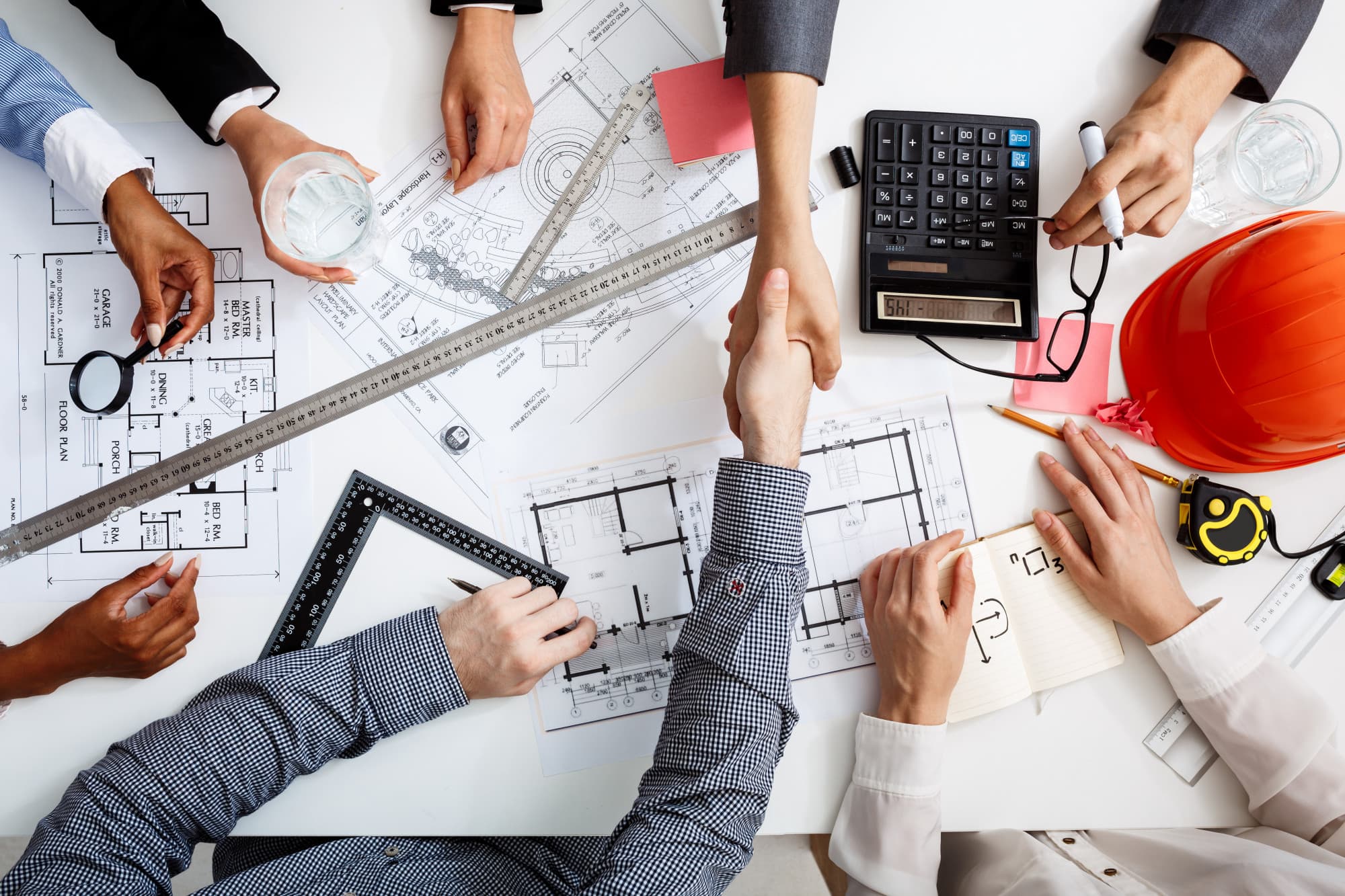 Kỹ sư và thợ xây trao đổi bản vẽ tại công trình